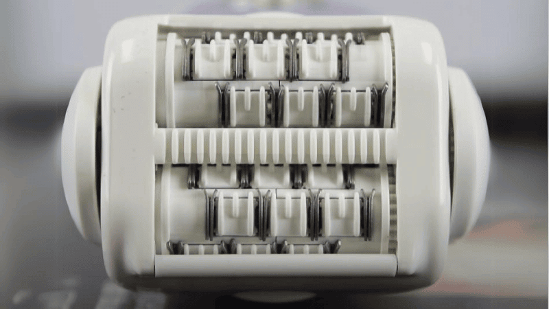 Vue du dessus de la tête d'épilation de l'épilateur Panasonic-ES-ED23, avec ses 48 pincettes pour une efficacité augmentée.